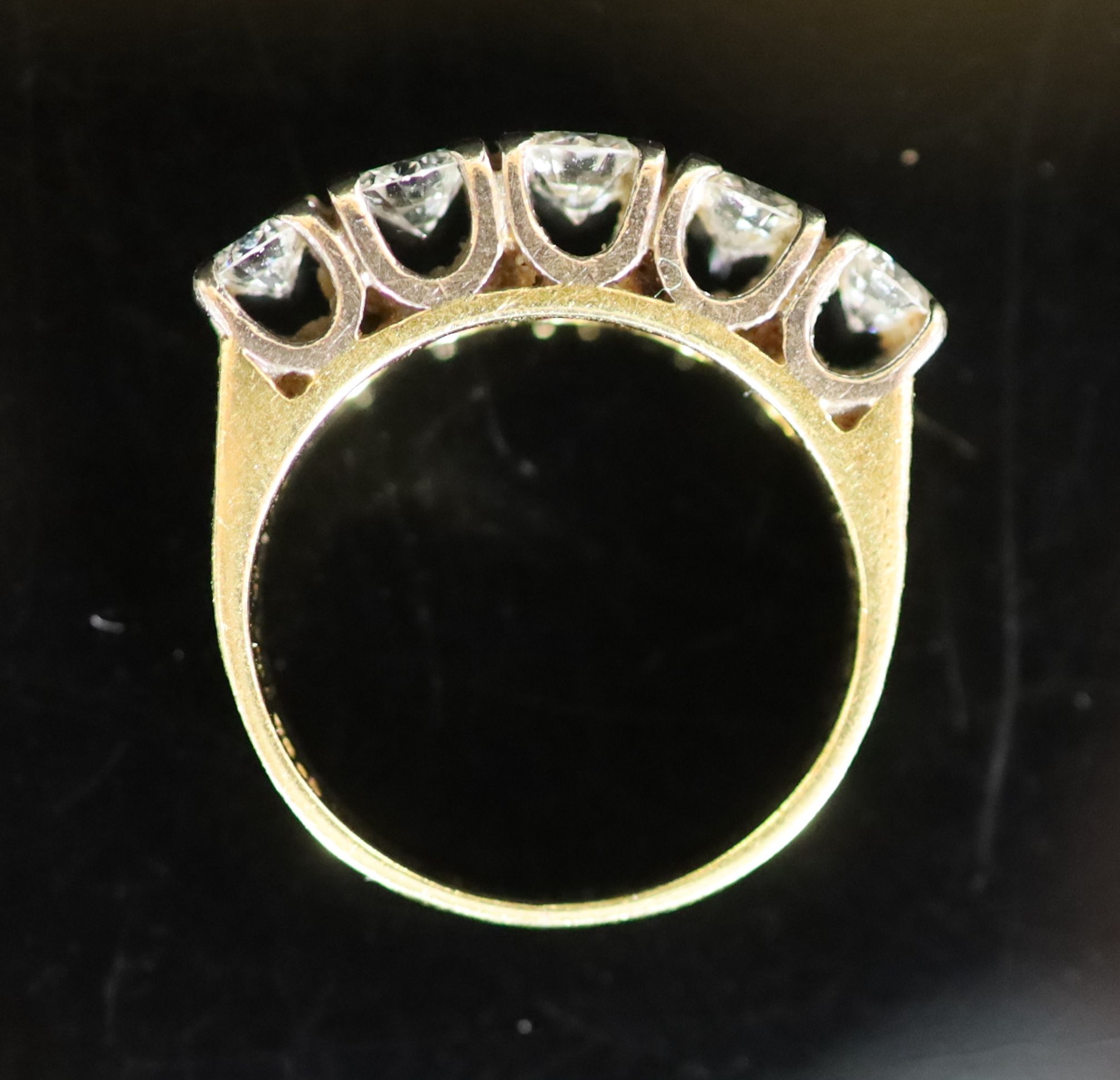 A modern 18ct gold and graduated five stone diamond set half hoop ring